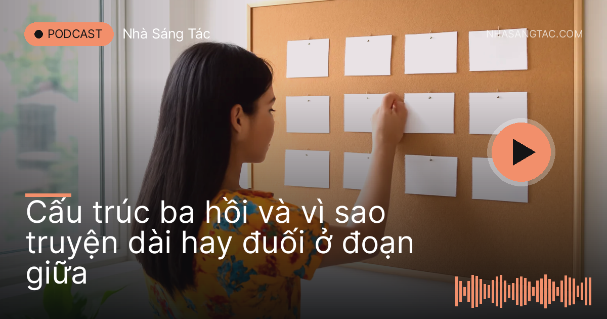Người phụ nữ ghim thẻ giấy trắng lên bảng gỗ bần trong căn hộ sáng ở Hà Nội