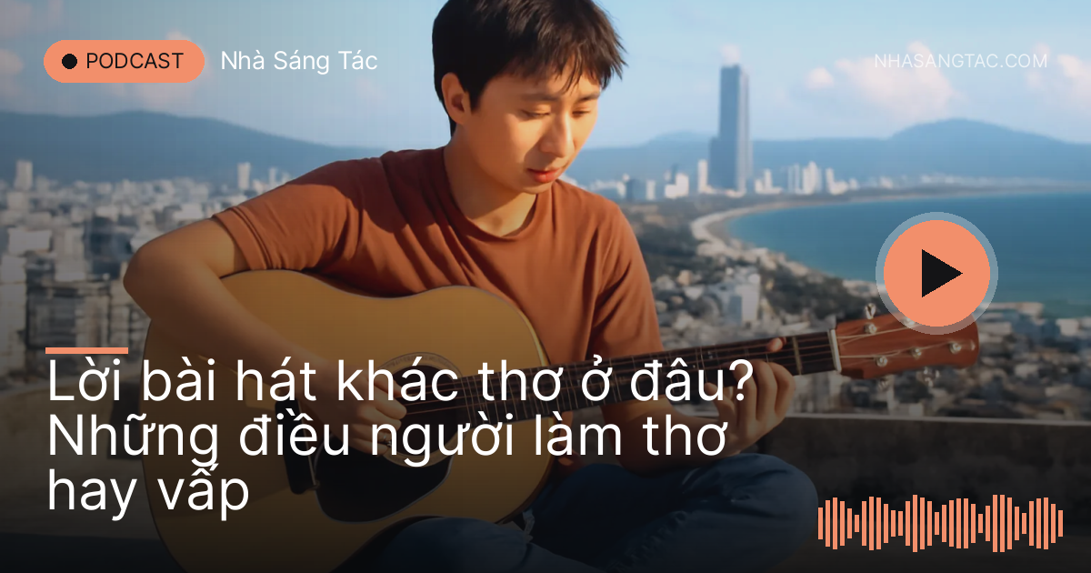 Chàng trai trẻ ôm đàn guitar trên sân thượng ở Đà Nẵng, cuốn sổ đặt bên cạnh