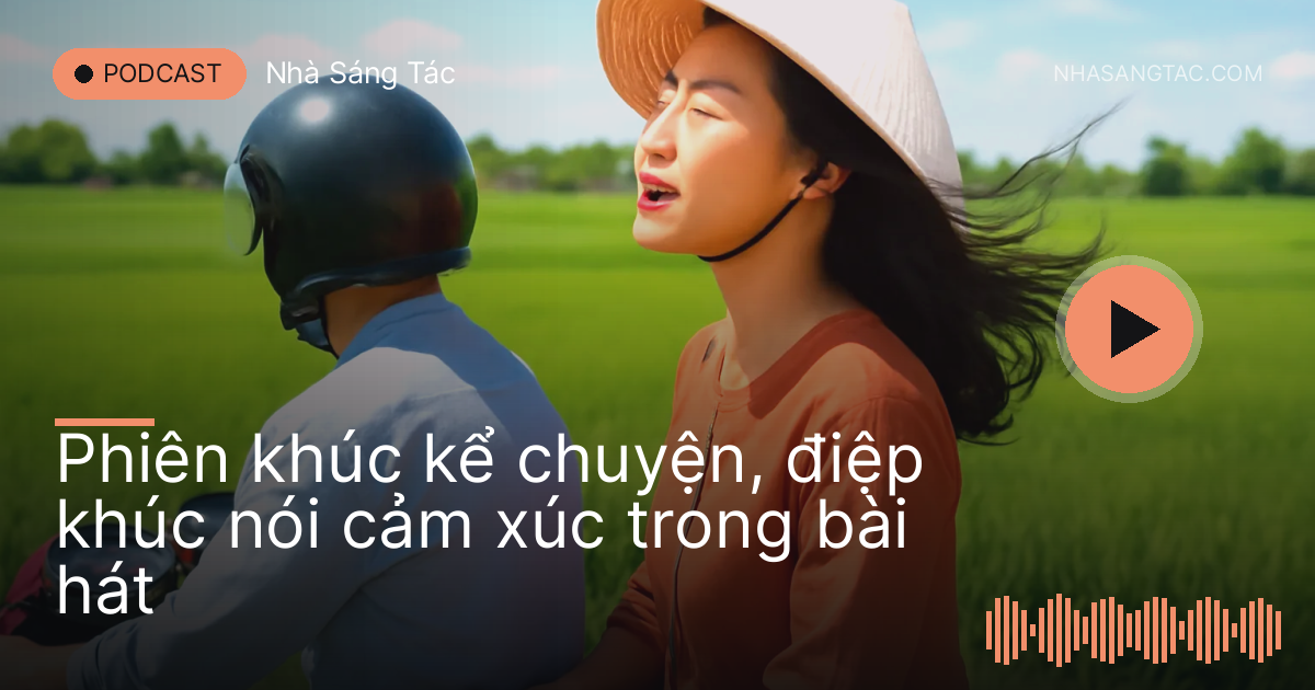 Người phụ nữ ngồi sau xe máy ngân nga hát khi đi qua cánh đồng lúa