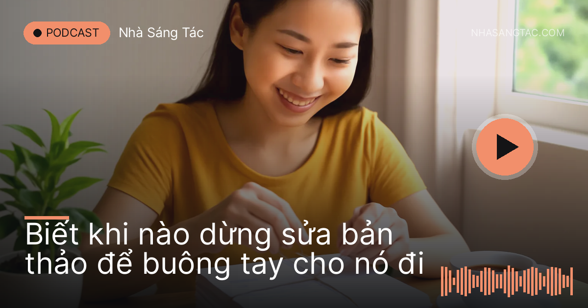 Người phụ nữ buộc chồng bản thảo bằng sợi dây, mỉm cười hài lòng