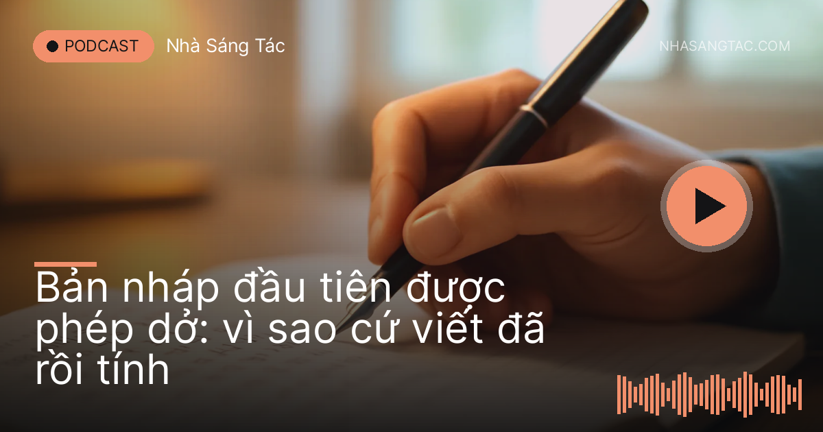 Bàn tay viết nhanh bằng bút máy trên trang giấy, nét chữ nhoè vì chuyển động